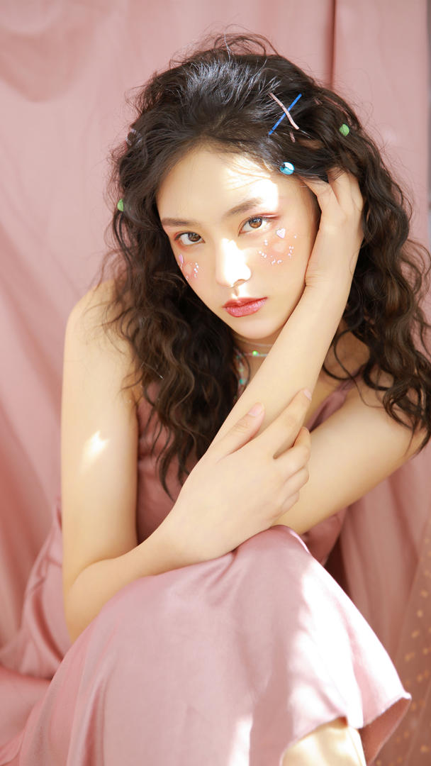 高清卷发清纯气质美女图片