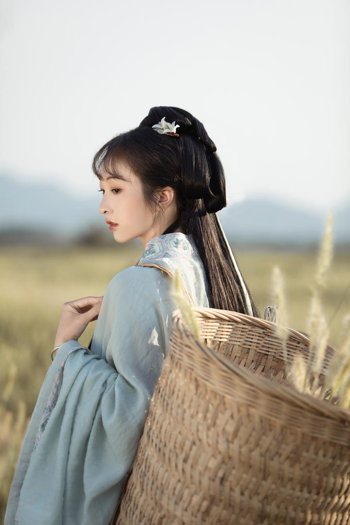 背着竹篓的汉服美女古典艺术照写真图片