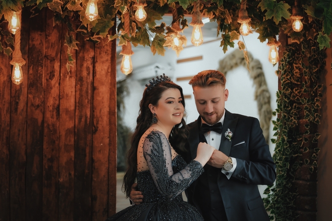 黑色浪漫风格室内婚纱照图片