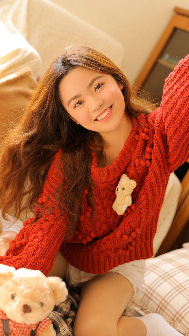 穿着红色毛衣的可爱的女生头像图片