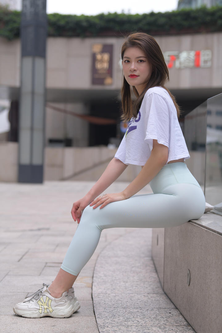 水蜜桃精品街拍美女紧身裤性感图片高清下载