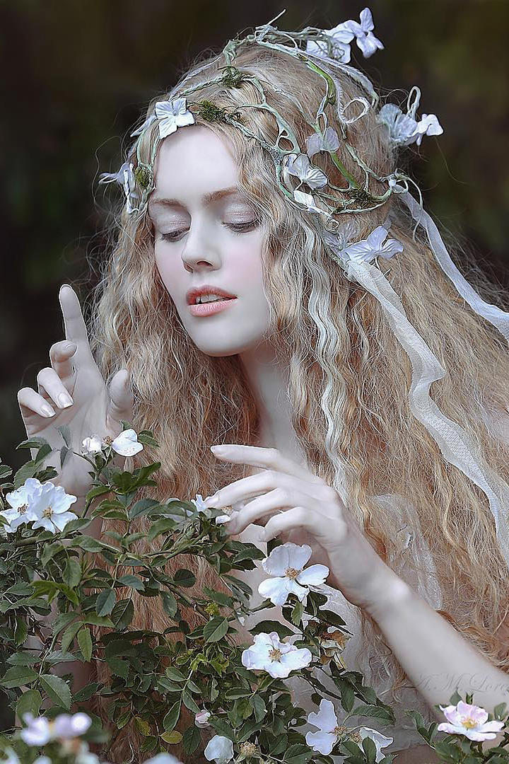 采花的欧美美女人像艺术写真图片