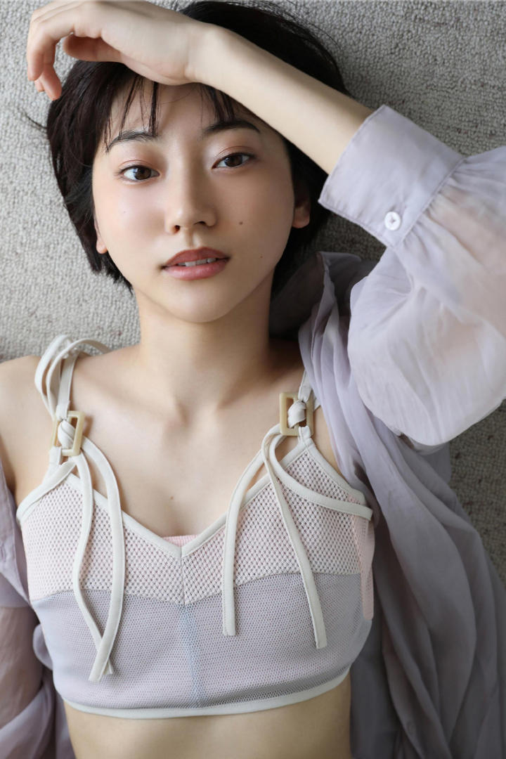 日本伦理片清纯女生写真艺术照片