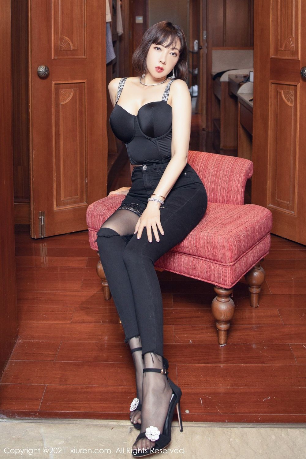 秀人网性感御姐果儿Victoria黑丝皮衣动人系列西双版纳旅拍