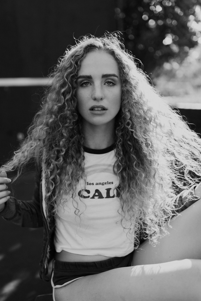 泡面头小卷发发型图片