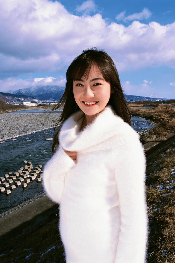 笑容灿烂的日本天然素人美女户外摄影图片