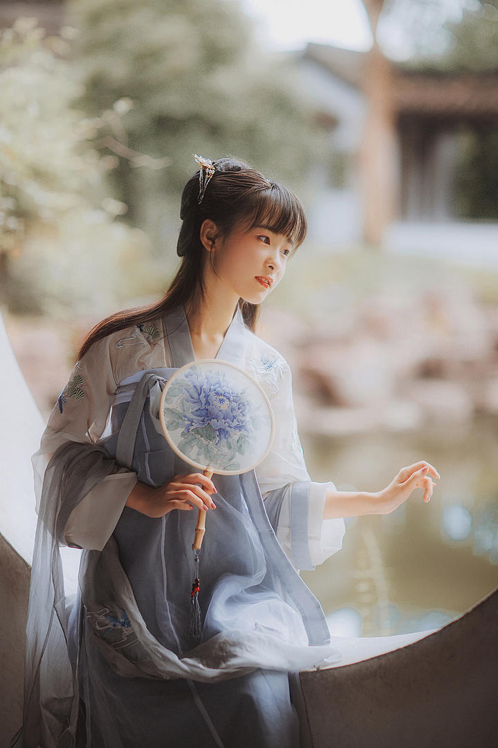 拿扇子的古装清纯美女图片