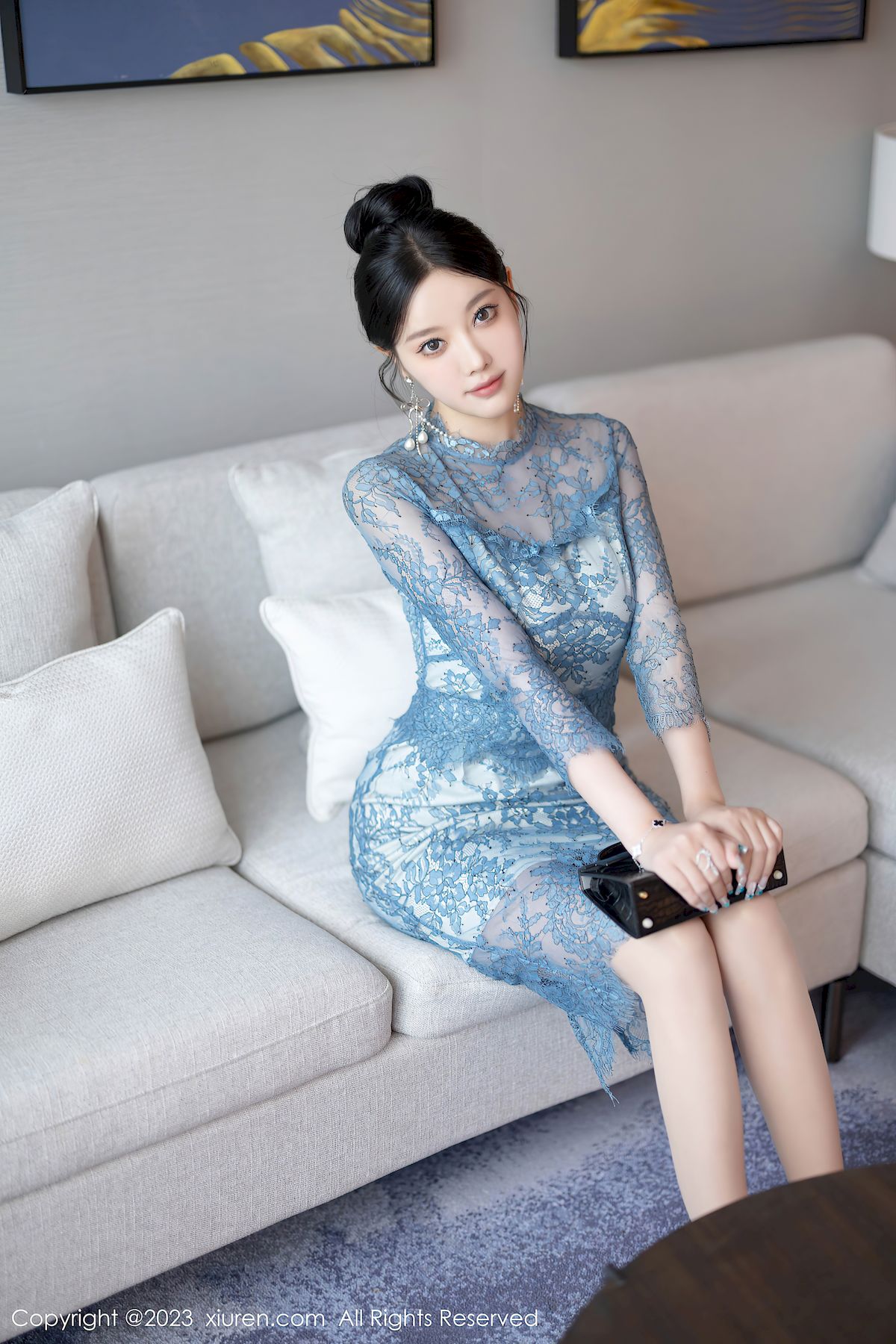 秀人网女神杨晨晨Yome蓝灰薄纱旗袍白色高跟鞋性感写真