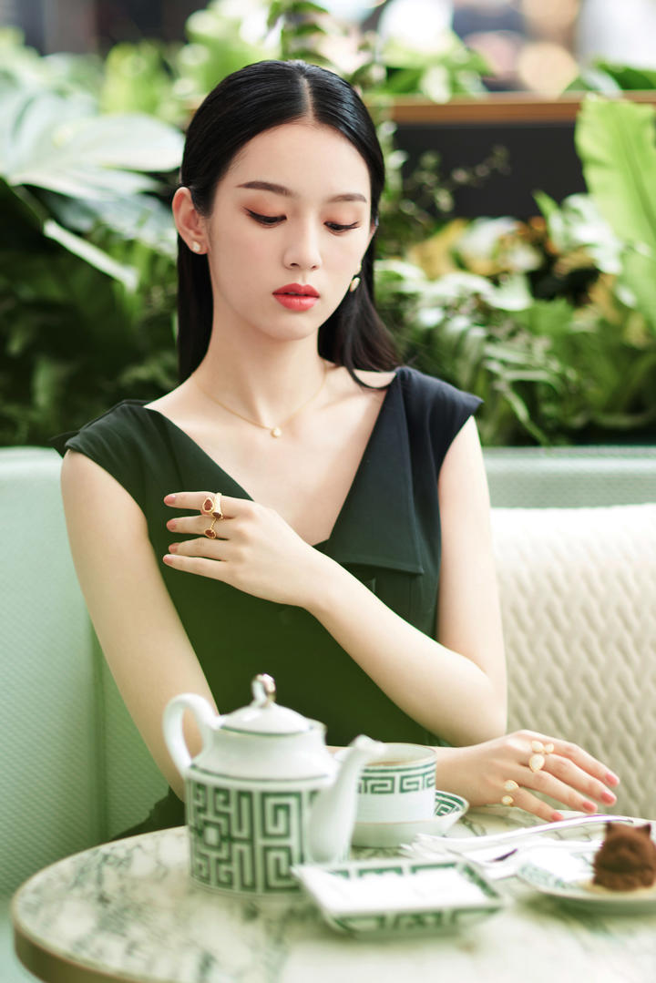 高清中国美女明星周也吃点心图片