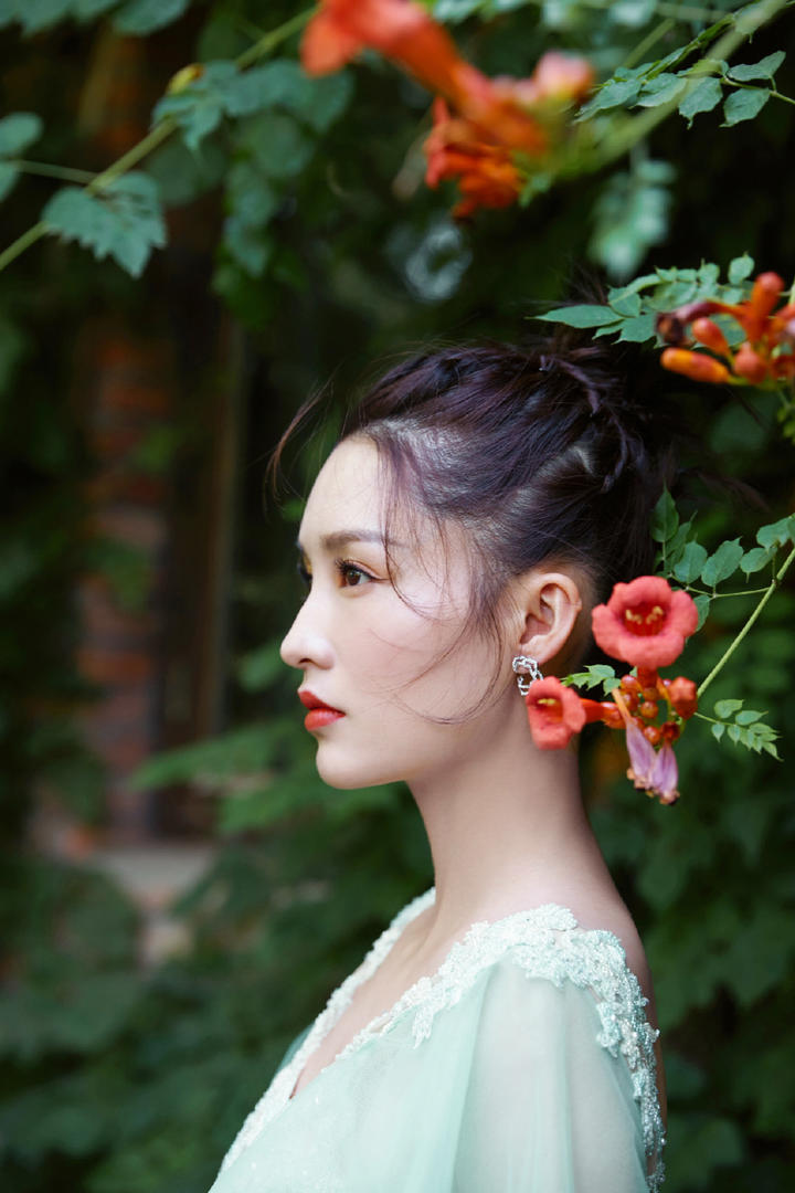 4K唯美极品颜值美女明星李沁户外侧脸写真壁纸图片