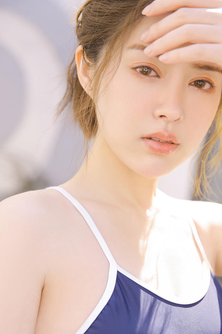 阳光下的清纯美女特写图片