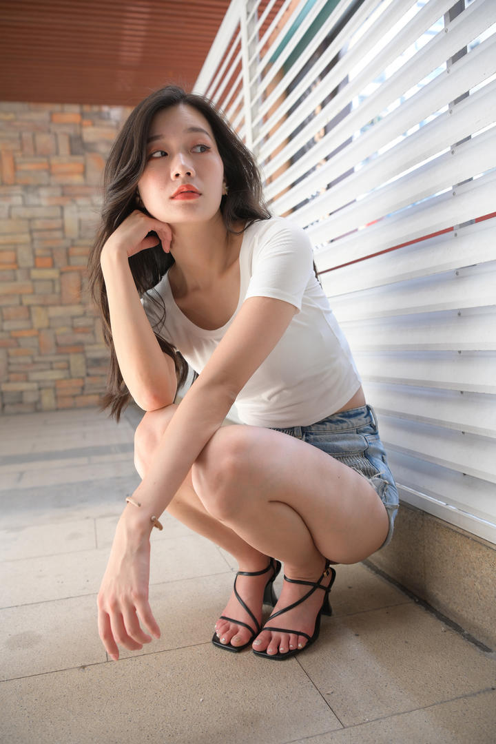 蹲在地上的韩国漂亮美女街拍专区