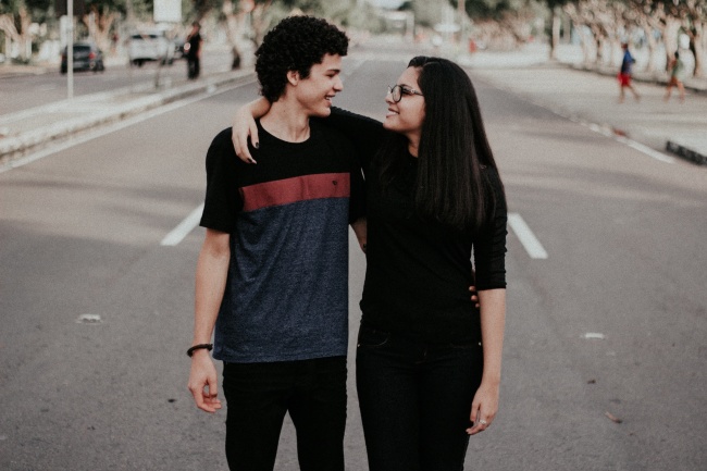 浪漫情侣勾肩搭背图片