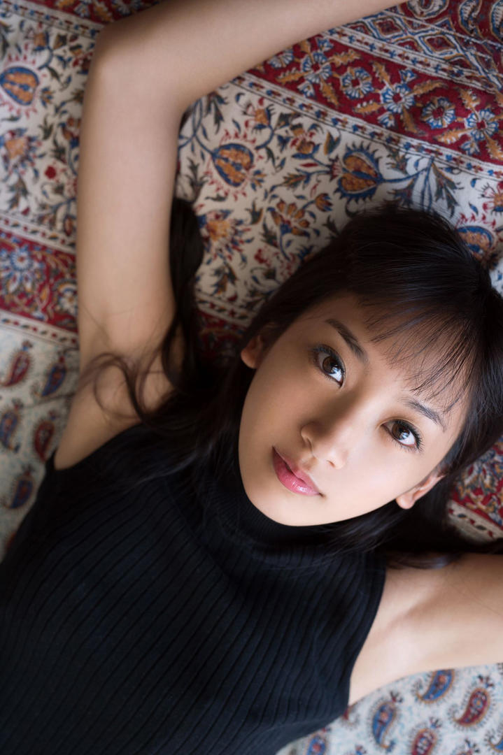 躺在地毯上的高清日本成熟美女写真图片