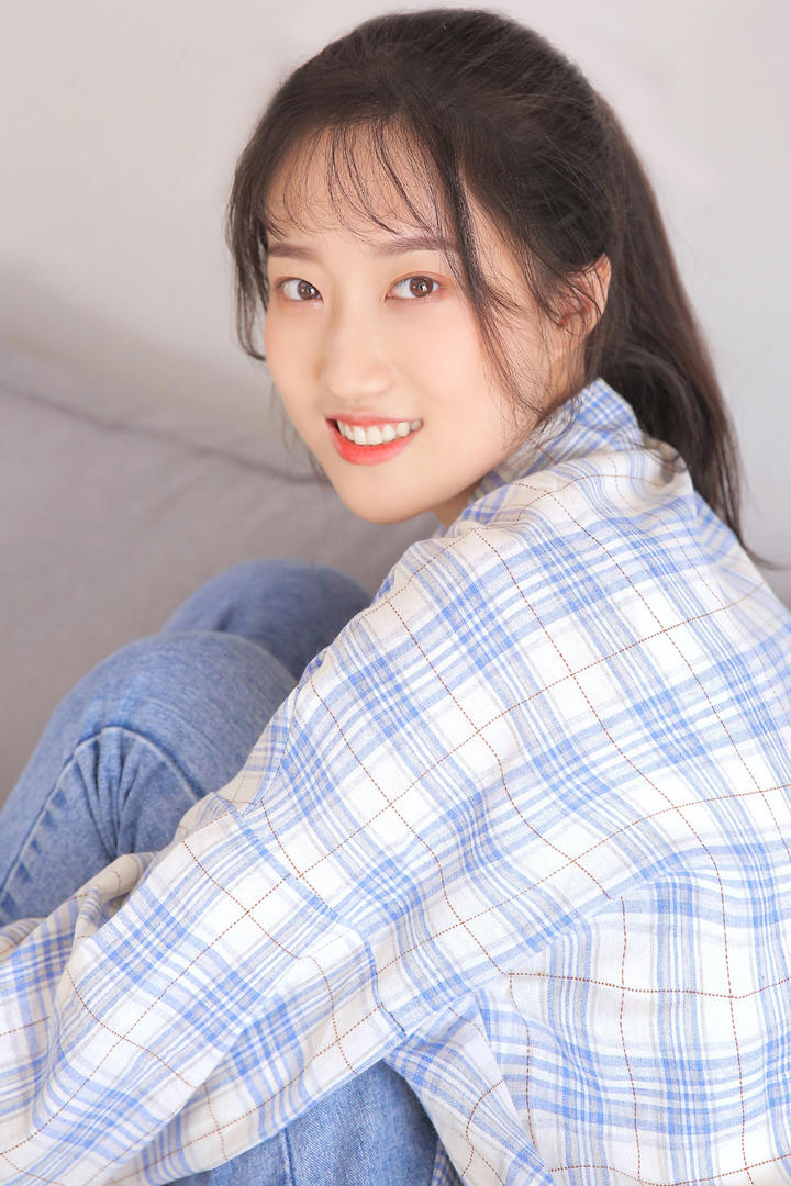 双手抱腿的牛仔裤美女写真