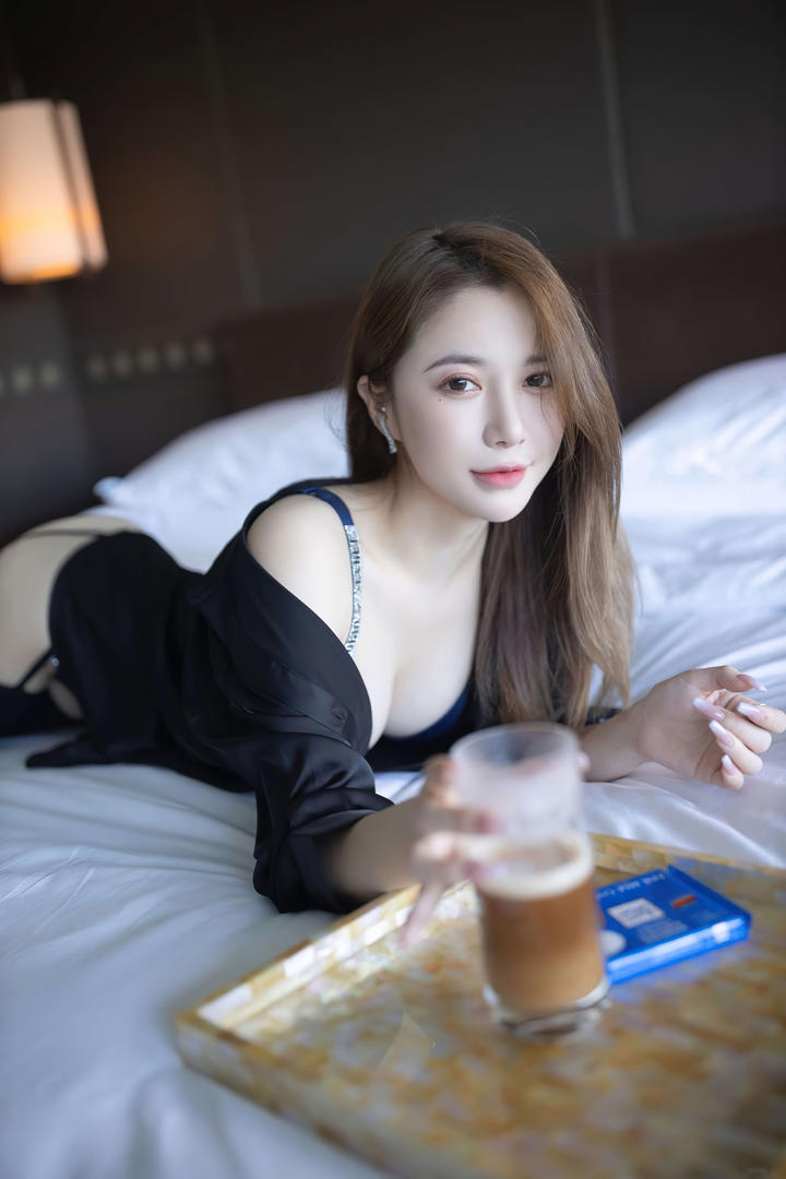 趴在床上的极品性感女友鱼子酱极品美女大全
