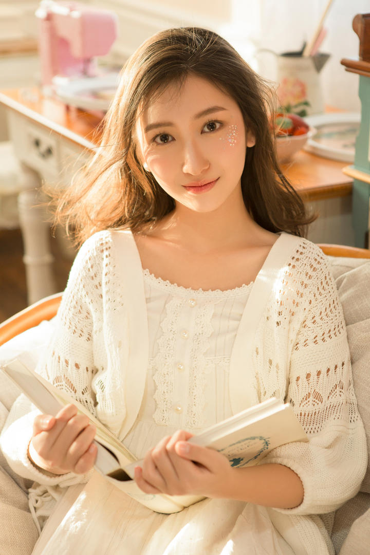 看书的清纯美女网红主播美女壁纸图片大全