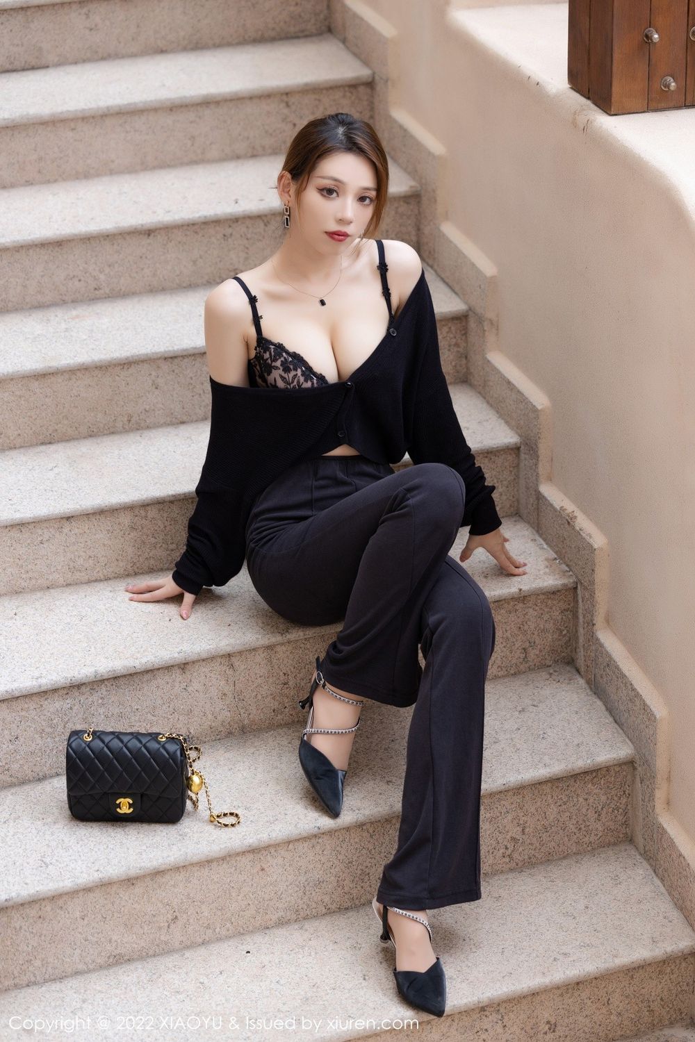 语画界美女模特言沫简约黑色上衣搭配原色丝袜私房写真