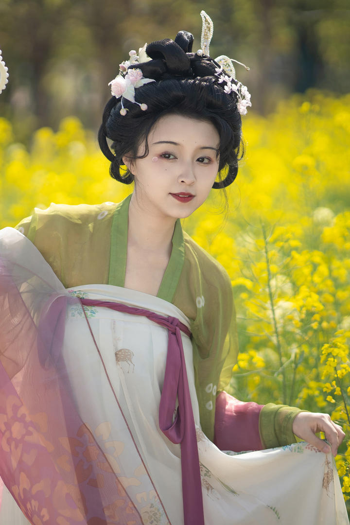 油菜花田里的古装汉服美女高清图片