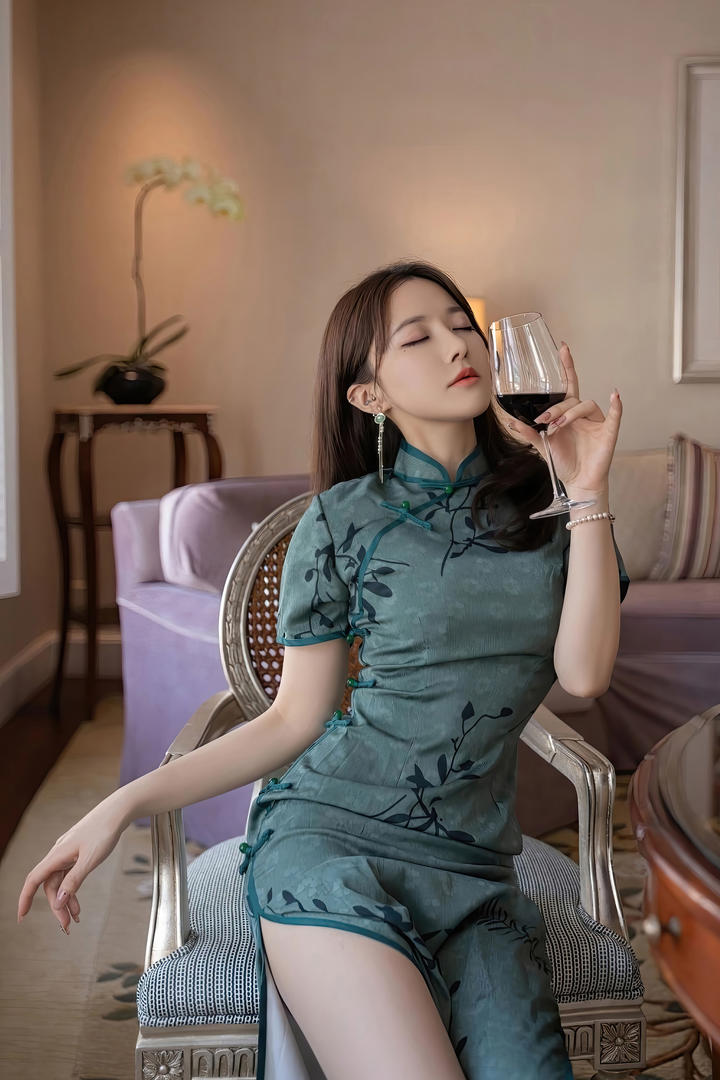品尝红酒的性感旗袍美女模特鱼子酱美女私房照图片