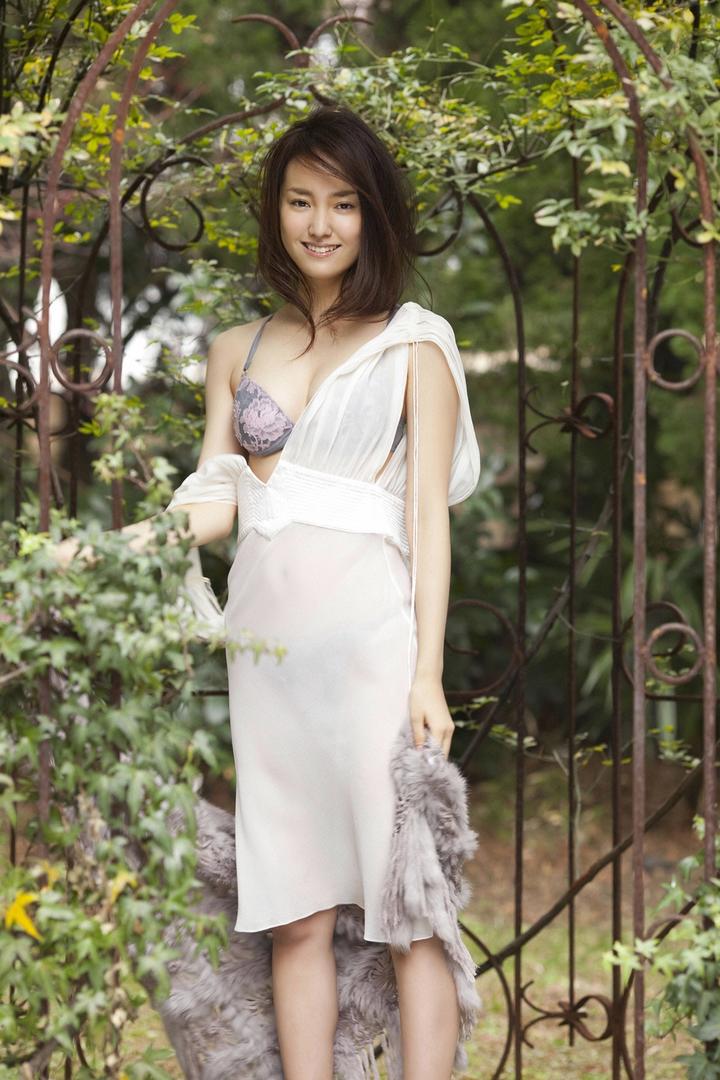 日本成熟AV女优野外大尺度暴露写真套图