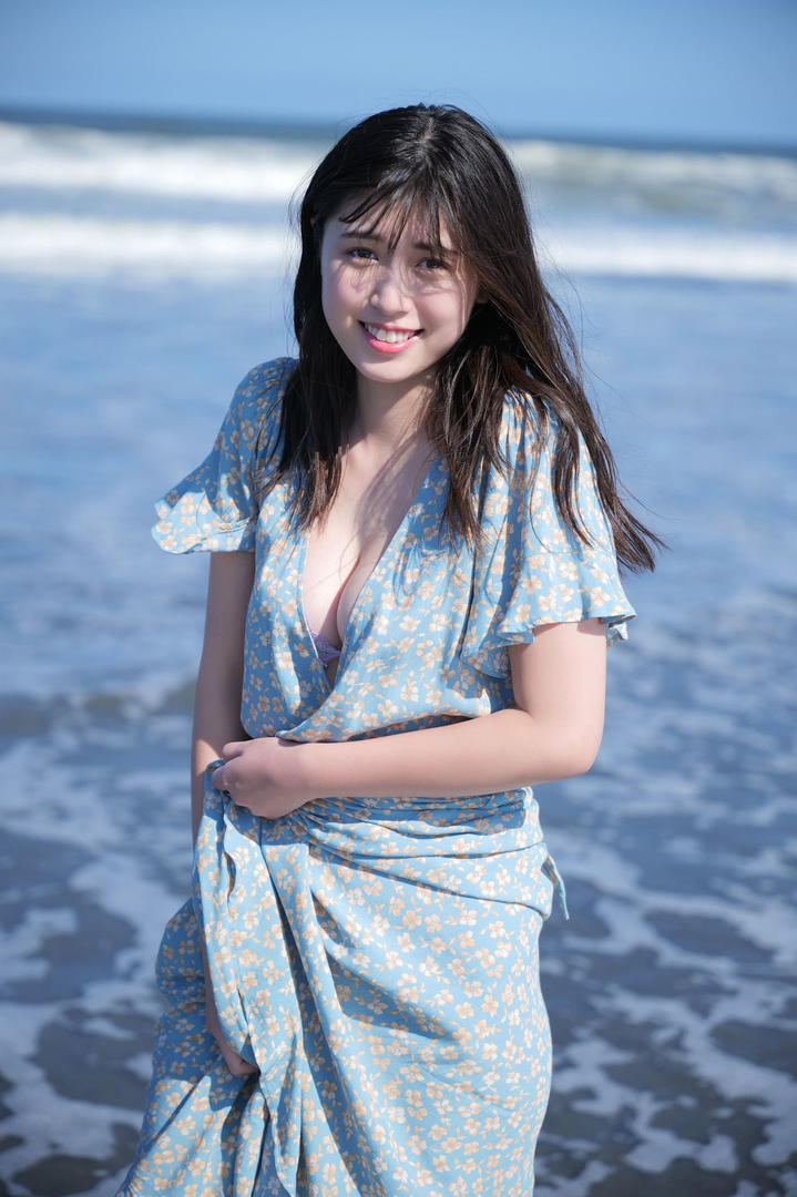 站在海边的长裙气质美女高清摄影图片