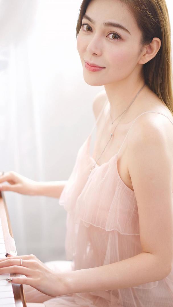 气质美女琳si的古董秘密花园