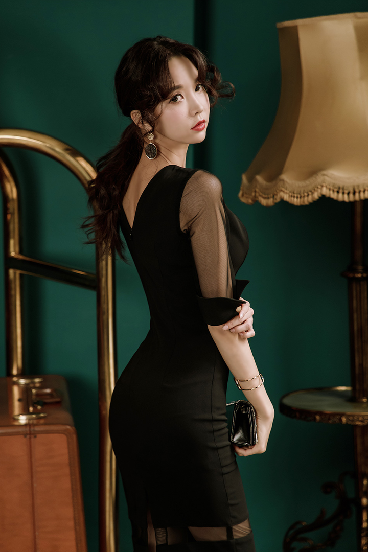 站在台灯边的韩国极品美女朴秀妍高清写真