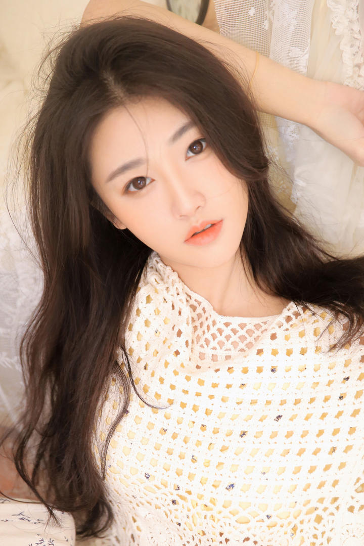 大眼睛的气质美女写真