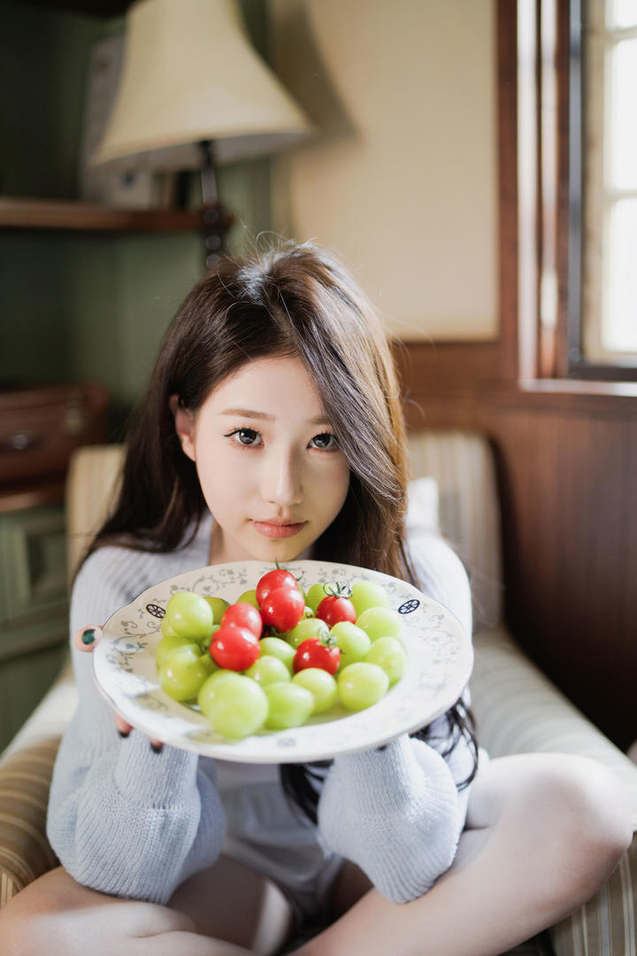 吃水果的性感女神图片