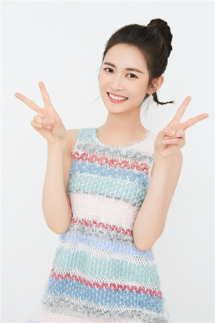 陈钰琪甜美笑容夏日清凉写真图片