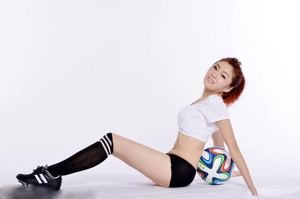 美利坚遇德国强敌 性感美女力挺美国