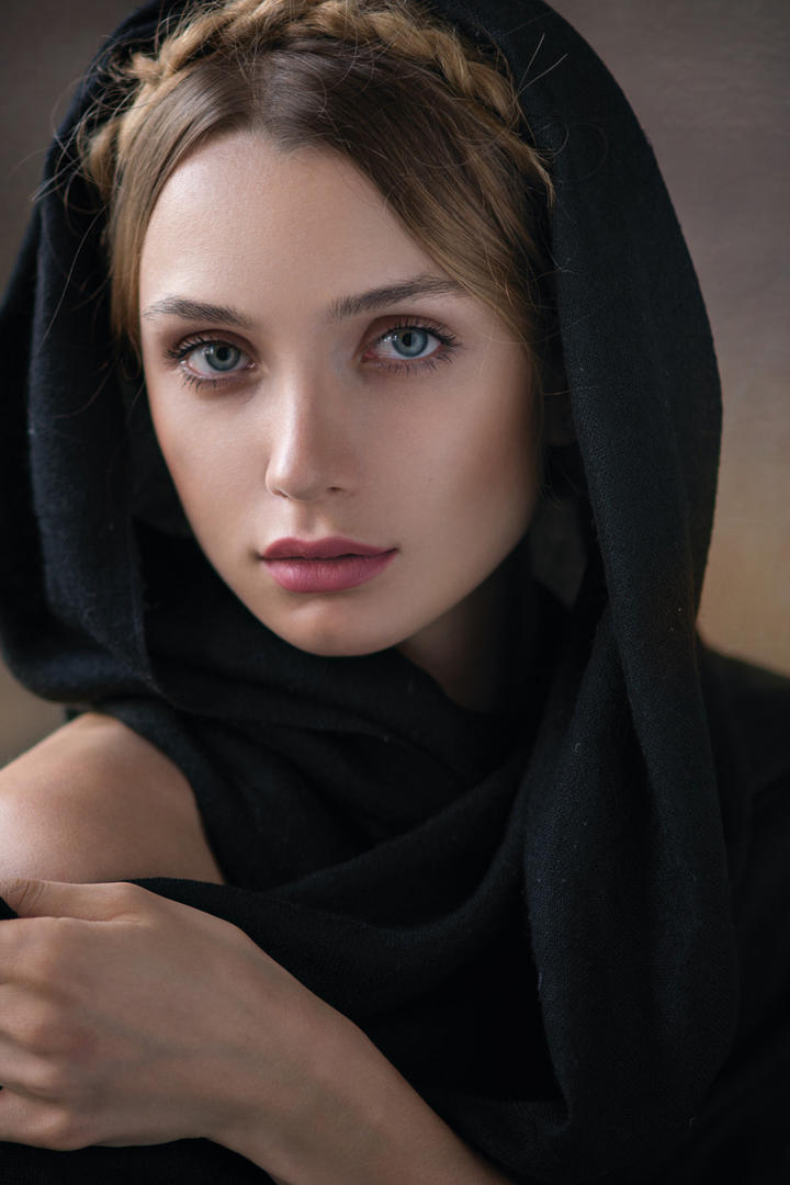 超清裹着头巾的欧美气质美女写真
