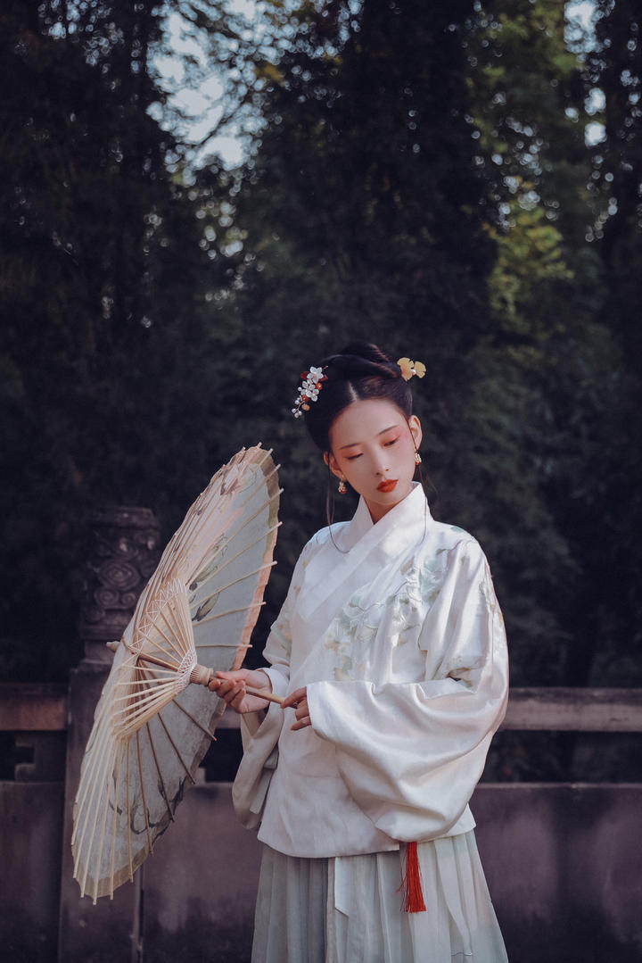 拿伞的古装美女摄影图片高清