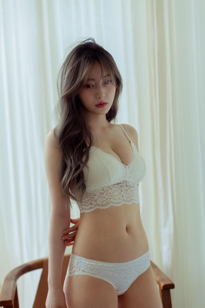 极品性感身材的内衣少女清纯自拍写真套图