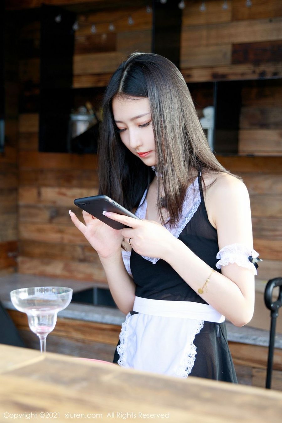 秀人网新人模特熊小诺丝袜美腿蕾丝女仆制服诱惑动人写真