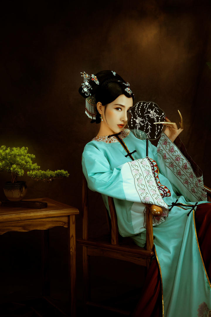 坐在椅子上的清朝旗袍美女古风图片