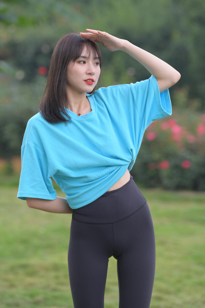 眺望远方的漂亮瑜伽裤美女高清专业美女壁纸图片
