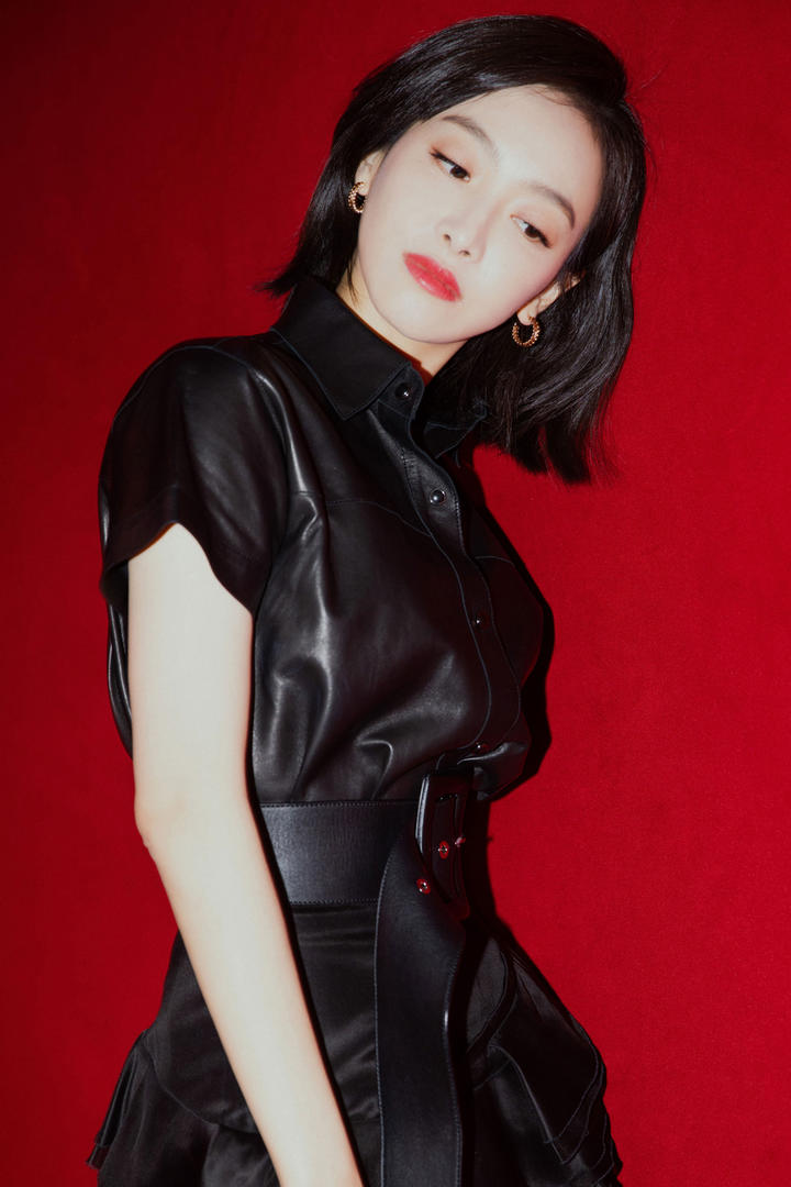 穿着黑色皮衣的极品美女明星宋茜写真