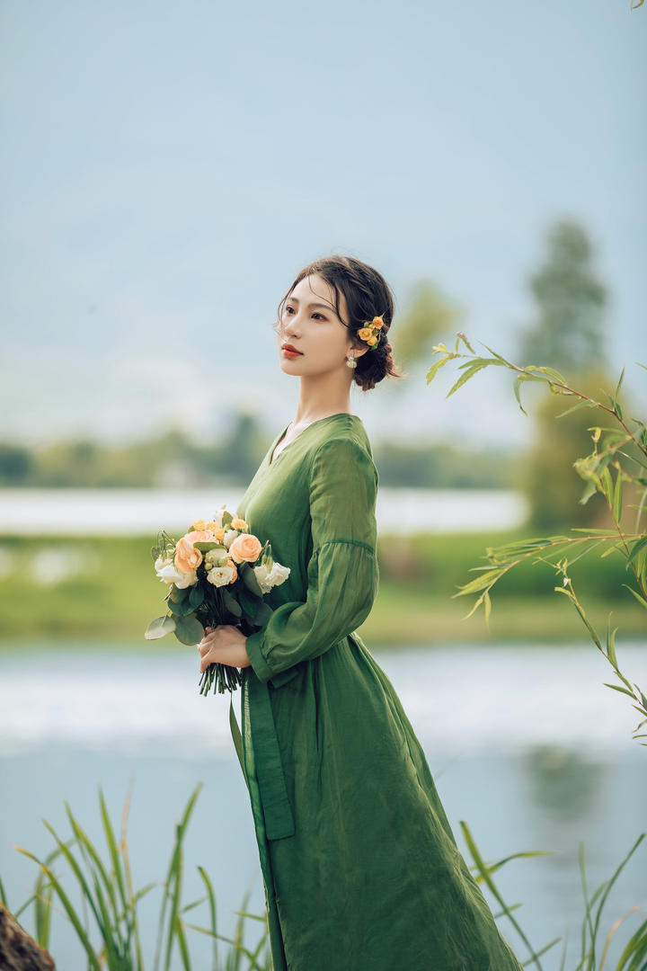 站在湖边的清纯唯美女生头像高清大图下载