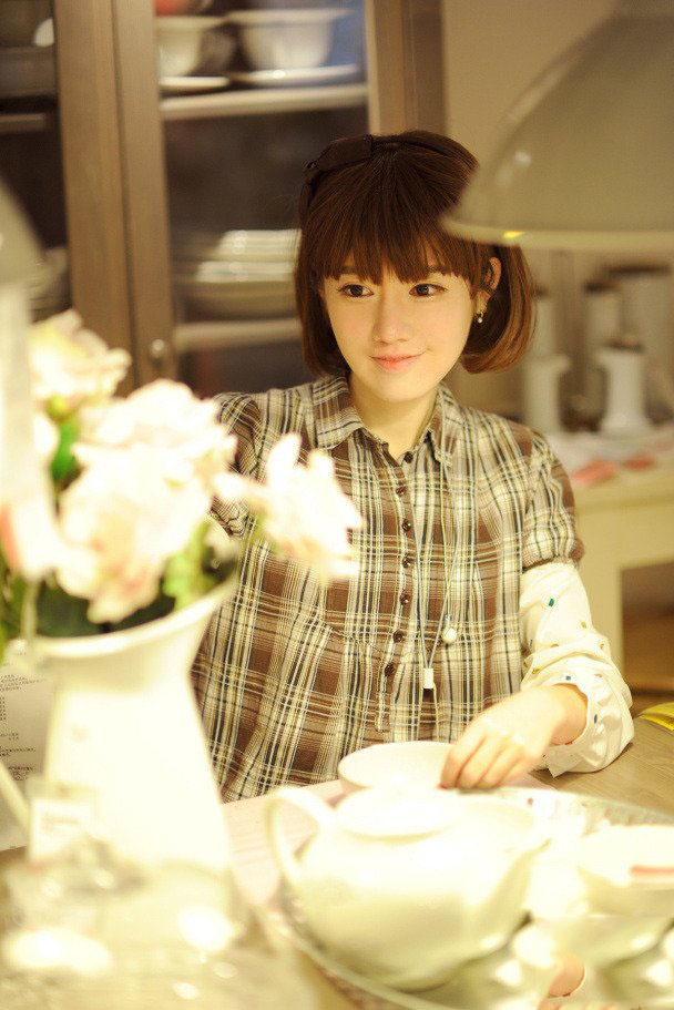 可爱美眉居家素颜自拍照