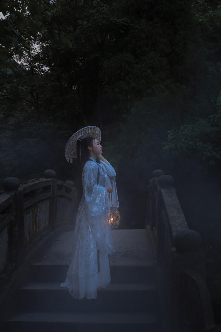 站在小桥上的古装美女艺术摄影图片
