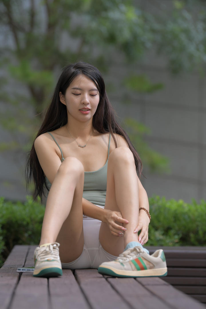 街拍脱下鞋子的紧身裤清纯女生写真图片