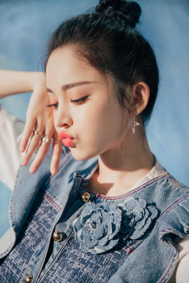 嘟起嘴巴的美女明星古力娜扎高清个人写真图片