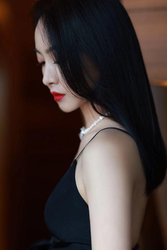 高清美女明星宋茜黑色吊带性感迷人写真图片