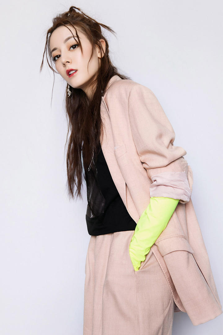 个性美女明星迪丽热巴写真