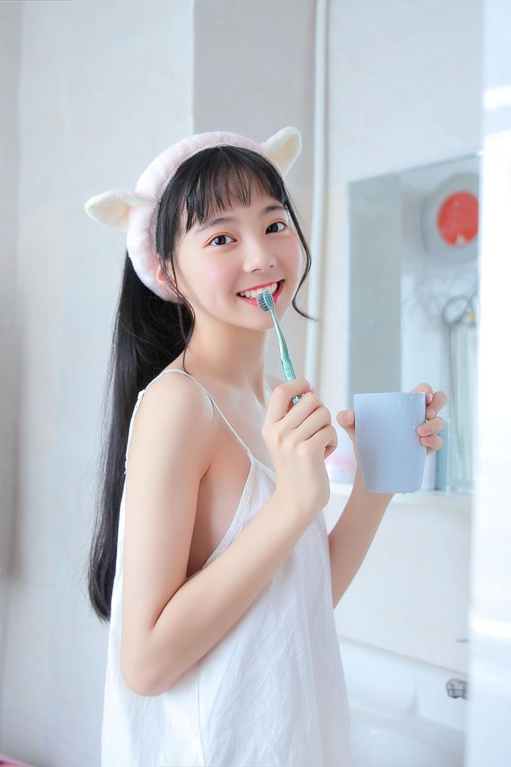 超清可爱小美少女刷牙清纯少女图片