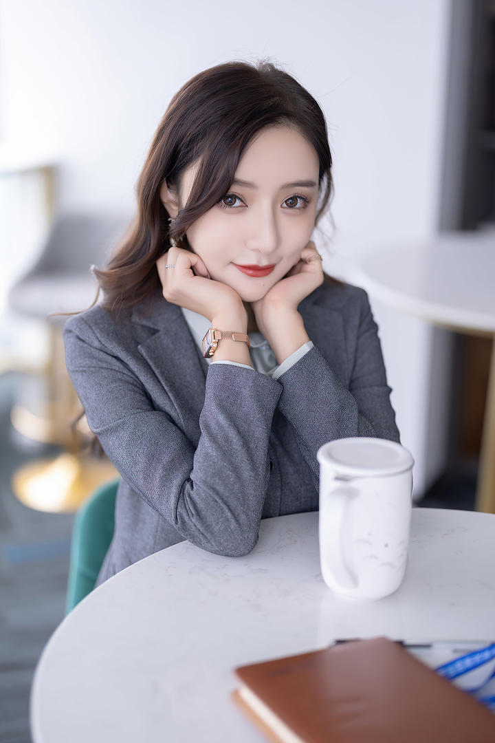 办公室里的白领丽人王馨瑶美女秘书写真图片