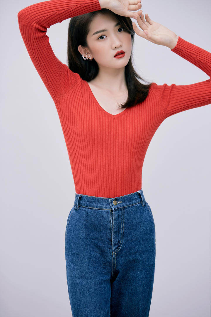 超清牛仔裤美女写真图片