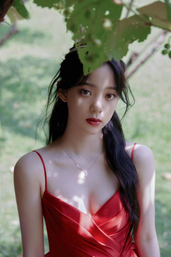 台湾美女明星欧阳娜娜户外写真图片